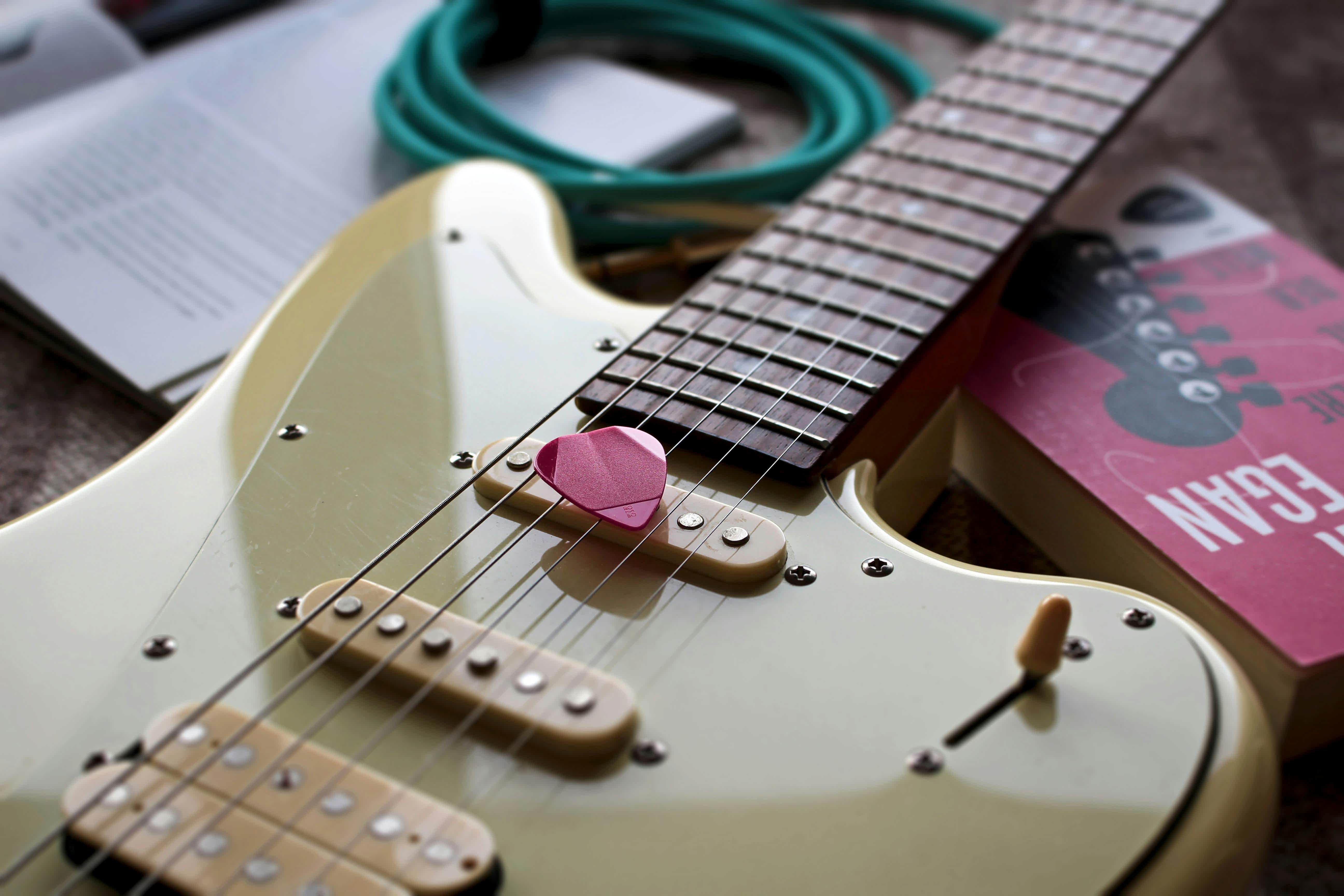 Gitar Telleri Ne Zaman ve Nasıl Değiştirilir?